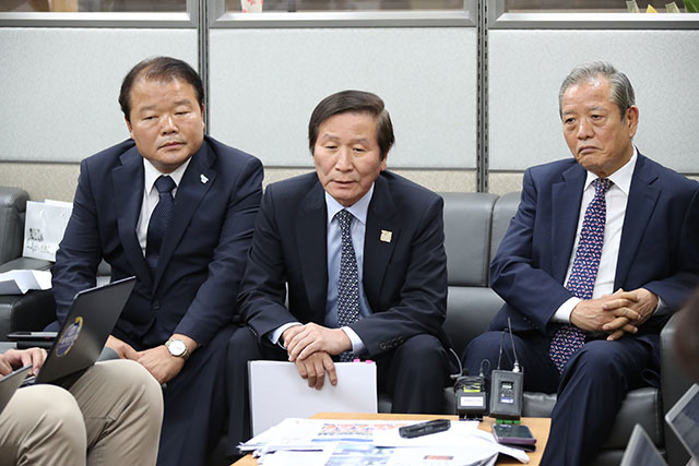 ▲ 3일 정부서울청사에서 정기섭(가운데) 개성공단기업 비상대책위원회 위원장이 기자들의 질문에 답하고 있다. ⓒ연합뉴스