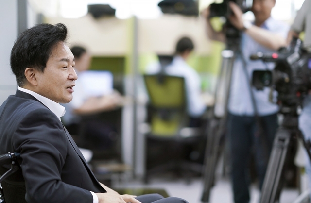 ▲원희룡 제주도지사가 3일 오전 도청 기자실을 찾아 제2공항에 대한 공론조사의 필요성을 묻는 질문에 답변하고 있다. ⓒ제주특별자치도