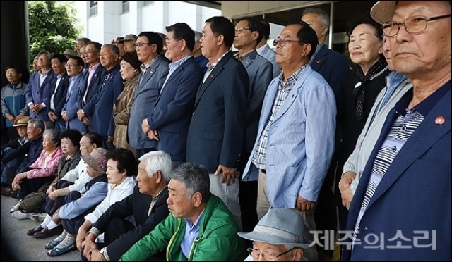 ▲ 제주4.3희생자유족행방불명인유족협의회(회장 김필문)가 3일 오후 2시 제주지방법원을 찾아 행불인수형자 대표 10명에 대한 재심청구 취지를 설명하고 있다. ⓒ제주의소리