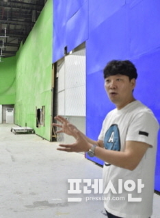 영화 기생충의 저택 지하공간이 마련됐던 실내스튜디오에서 영화에 얽힌 얘기를 해주고 있는 전주영화종합촬영소 백정민운영팀장 ⓒ최인 기자