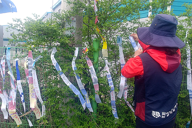 ▲ 레이테크코리아 안산공장을 찾아가 항의선전물을 부착하는 노동자들. ⓒ희정