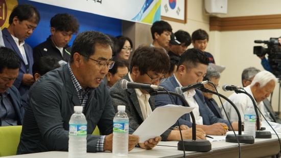 강정마을회가 7일 오전 기자회견을 갖고 제주해군기지 건설 과정에서 벌어진 탈·불법과 인권침해 행위에 대한 정부 차원의 공식 사과와 진상조사를 촉구했다. ⓒ박해송 기자