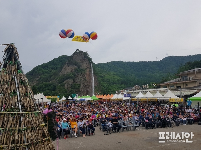 ▲지난 6일 강원 인제군 북면 용대3리 삼거리 일원에서 개막한 ‘제21회 인제 용대리 황태축제'에 최상기 인제군수, 김상만 인제군의회 의장, 조형연 강원도의원을 비롯한 기관사회단체장 및 주민, 관광객 등 2000여 명이 참석했다. 이날 21년을 맞이하는 황태축제를 기념하기 위해 최근 트롯트 열풍을 몰고 온 ‘미스트롯 진 송가인’이 개막 축하공연을 펼쳐 축제의 열기를 고조시켰다. ⓒ프레시안(전형준)