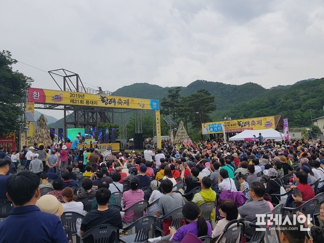 ▲지난 6일 강원 인제군 북면 용대3리 삼거리 일원에서 개막한 ‘제21회 인제 용대리 황태축제'에 최상기 인제군수, 김상만 인제군의회 의장, 조형연 강원도의원을 비롯한 기관사회단체장 및 주민, 관광객 등 2000여 명이 참석했다. 이날 21년을 맞이하는 황태축제를 기념하기 위해 최근 트롯트 열풍을 몰고 온 ‘미스트롯 진 송가인’이 개막 축하공연을 펼쳐 축제의 열기를 고조시켰다. ⓒ프레시안(전형준)