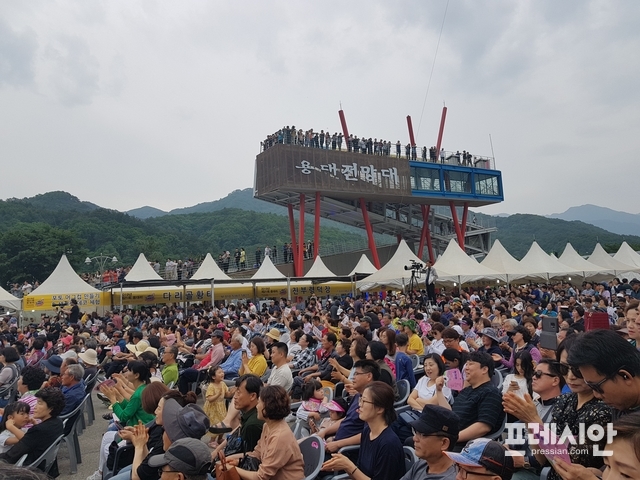 ▲지난 6일 강원 인제군 북면 용대3리 삼거리 일원에서 개막한 ‘제21회 인제 용대리 황태축제'에 최상기 인제군수, 김상만 인제군의회 의장, 조형연 강원도의원을 비롯한 기관사회단체장 및 주민, 관광객 등 2000여 명이 참석했다. 이날 21년을 맞이하는 황태축제를 기념하기 위해 최근 트롯트 열풍을 몰고 온 ‘미스트롯 진 송가인’이 개막 축하공연을 펼쳐 축제의 열기를 고조시켰다. ⓒ프레시안(전형준)