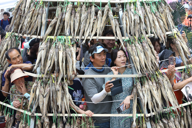 ▲지난 6일 강원 인제군 북면 용대3리 삼거리 일원에서 개막한 ‘제21회 인제 용대리 황태축제'에 최상기 인제군수, 김상만 인제군의회 의장, 조형연 강원도의원을 비롯한 기관사회단체장 및 주민, 관광객 등 2000여 명이 참석했다. 이날 21년을 맞이하는 황태축제를 기념하기 위해 최근 트롯트 열풍을 몰고 온 ‘미스트롯 진 송가인’이 개막 축하공연을 펼쳐 축제의 열기를 고조시켰다. ⓒ인제군