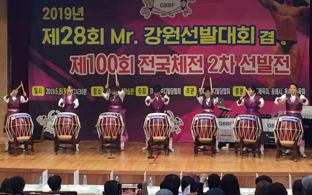 ▲지난 8일 동해평생학습관에서 열린 ‘제28회 M미스터 강원선발대회 개막 축하공연이 펼쳐지고 있다. ⓒ동해시