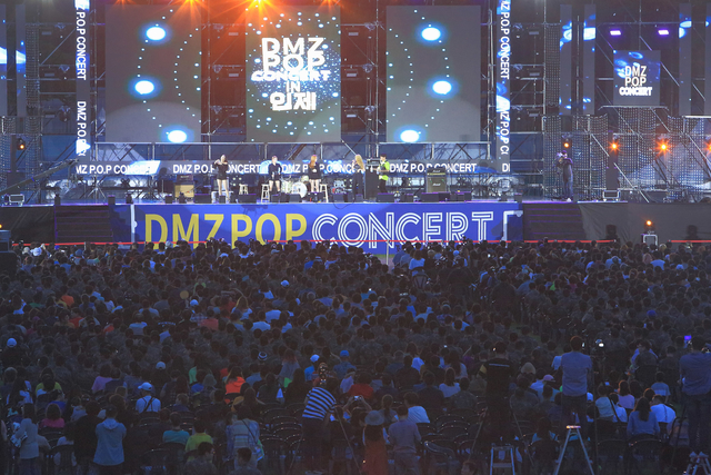 ▲강원 인제 황태축제와 함께하는 ‘2019 DMZ POP in 인제’ 콘서트가 지난 8일 인제 공설운동장 특설무대에서 열려 정만호 경제부지사, 최상기 인제군수, 관람객 등 5000여 명이 참여한 가운데 개최됐다. ⓒ인제군