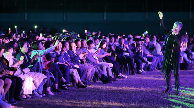 ▲강원 인제 황태축제와 함께하는 ‘2019 DMZ POP in 인제’ 콘서트가 지난 8일 인제 공설운동장 특설무대에서 열려 정만호 경제부지사, 최상기 인제군수, 관람객 등 5000여 명이 참여한 가운데 개최됐다. ⓒ인제군