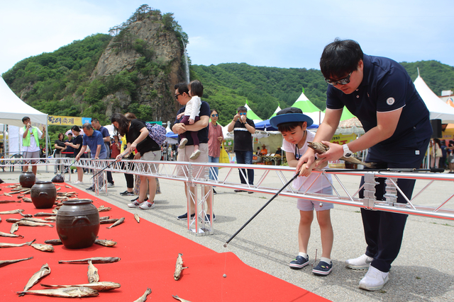 ▲9일 인제 용대리 황태축제에 참가한 관광객들이 황태 낚시 체험을 하고 있다. ⓒ인제군