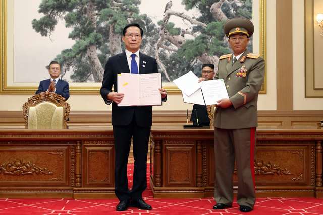 ▲ 지난해 9월 19일 오전 평양 백화원 영빈관에서 문재인 대통령과 김정은 국무위원장이 지켜보는 가운데 송영무 국방부 장관과 북한 노광철 인민무력상이 판문점 선언 이행을 위한 군사 분야 합의문에 서명한 뒤 교환하고 있다. ⓒ평양사진공동취재단