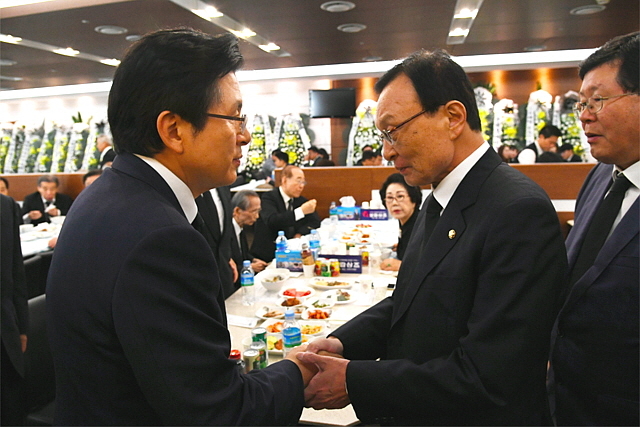 ▲11일 낮 서울 신촌세브란스병원에 차려진 고(故) 이희호 김대중평화센터 이사장의 장례식장에서 이해찬 더불어민주당 대표와 황교안 자유한국당 대표가 만나 인사하고 있다. ⓒ공동취재단