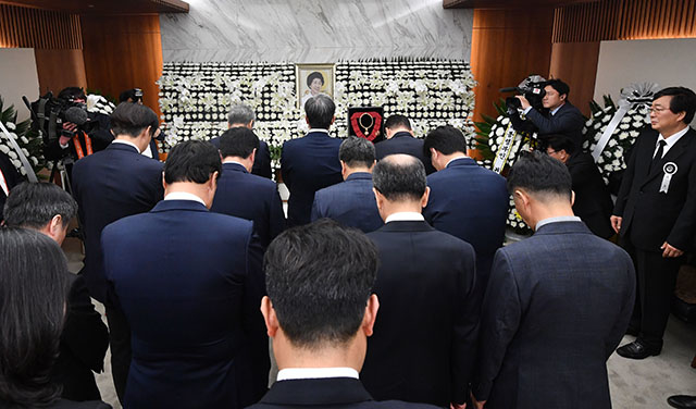 ▲노영민 대통령 비서실장 등 청와대 수석급 이상 조문단이 11일 오후 서울 서대문구 신촌 세브란스병원 장례식장에 마련된 고(故) 김대중 전 대통령의 부인 이희호 여사의 빈소에 조문하고 있다. ⓒ연합뉴스