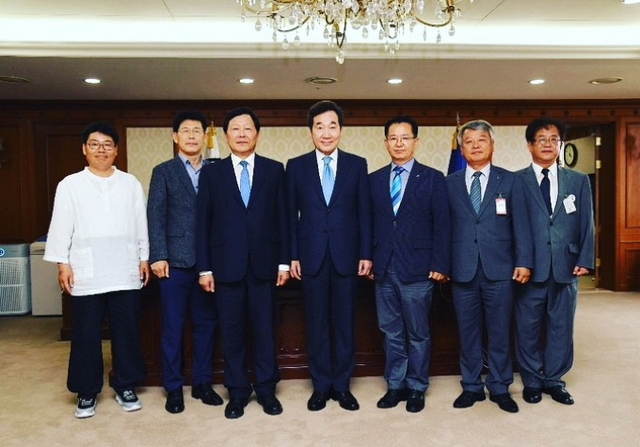 ▲이용빈 안병하기념사업회 이사장, 안 치안감의 아들 안호재 안병하 인권학교 대표 둥 기념사업회 임원들이 5일 이낙연 국무총리실을 방문, 기념사업 지원을 요청했다ⓒ안병하 기념사업회