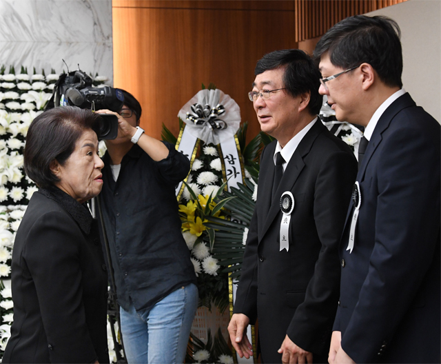 ▲ 이순자 여사 김홍업 전 의원(왼쪽), 김홍걸 민족화해협력범국민협의회 상임의장에게 조의를 표하고 있다. ⓒ공동취재단