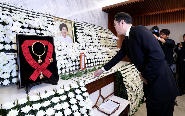 ▲ 이재용 삼성전자 부회장이 이희호 이사장 빈소에서 조문하고 있다. ⓒ공동취재단