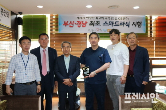 ▲ 12일 부산 서면 ABC안과의원에서 열린 해동고등학교총동창회 감사패 전달식 모습. ⓒ프레시안(박호경)