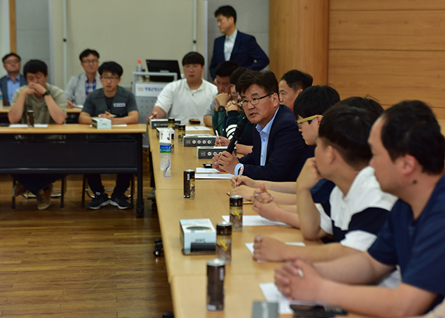 ▲12일 최명서 영월군수가 영월청소년수련관에서 열린 지역주도형 청년일자리사업 참여 청년들에게 일자리 사업에 대해 설명하고 있다. ⓒ영월군