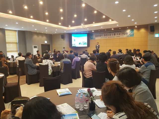 ▲한국전력공사 강원본부는 12일 춘천 스카이컨벤션웨딩홀에서 고압아파트 관리소장 100여 명을 초청해 정전 고장 예방과 전기 요금제도에 대한 간담회를 했다. ⓒ한국전력공사 강원본부