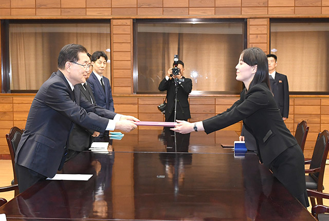 ▲ 정의용(맨 왼쪽) 국가안보실장이 12일 판문점 북측지역 통일각에서 김여정 노동당 선전선동부 제1부부장으로부터 김정은 위원장의 조의문을 전달받고 있다. ⓒ통일부