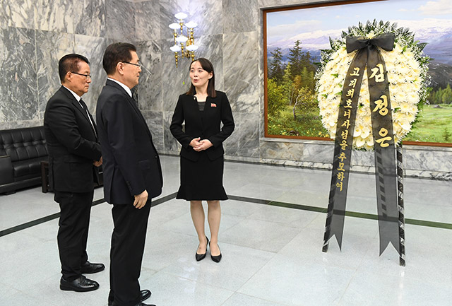 ▲ 김여정(맨 오른쪽) 노동당 선전선동부 제1부부장이 정의용(가운데) 국가안보실장과 박지원 민주평화당 의원에게 김정은 위원장의 조화를 전달하고 있다. ⓒ통일부