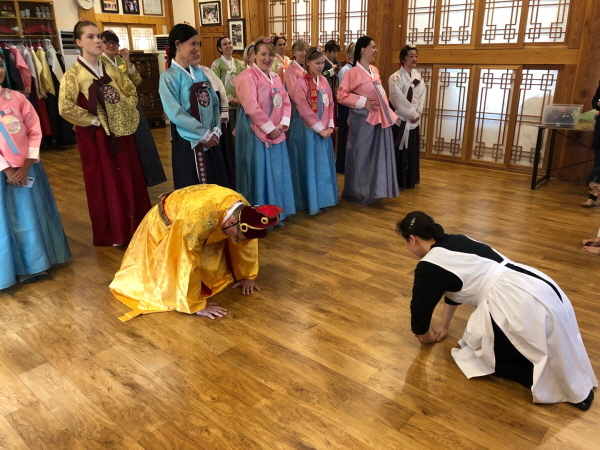 13일,러시아 극동지역 언론·여행사 관계자(18명)들이 전주한옥마을에서 팸투어와 체험행사를 갖고 있다. ⓒ전북
