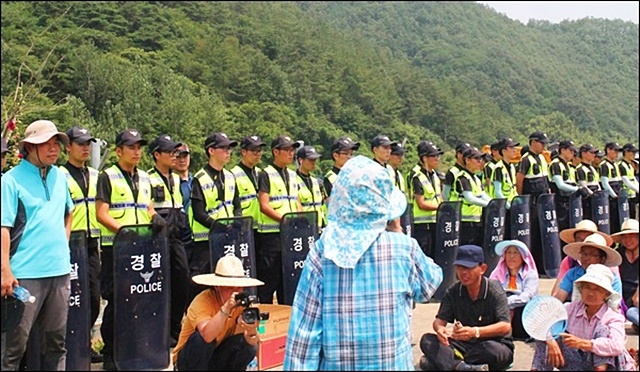 ▲ 삼평리 할머니들의 송전탑 반대 집회와 저지 중인 경찰(2014.7.21) ⓒ평화뉴스(김영화)