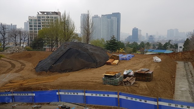 ▲ 국방부 부지는 용산미군기지와 붙어있다. 국방부는 영내 북사면에 조성된 무궁화동산을 헐어 테니스장을 만들다 물의를 일으켰다. Ⓒ서울환경운동연합