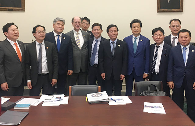 ▲ 지난 11일(현지 시각) 개성공단 방미단이 브래드 셔먼(왼쪽에서 네 번째) 아태소위원장과 만나 간담회를 가졌다. ⓒ개성공단기업협회