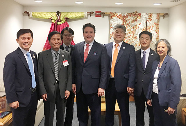 ▲ 개성공단 방미단이 지난 13일(현지 시각) 마크 내퍼(가운데) 부차관보를 만나 간담회를 가졌다. ⓒ개성공단기업협회