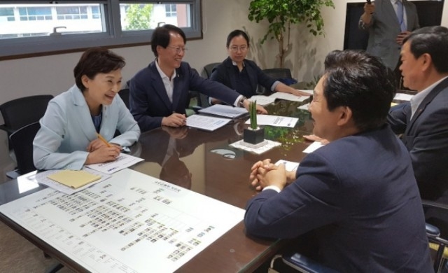 ▲ 원희룡 지사는 18일 오후 서울 국토발전전시관에서 김현미 장관을 면담, 제주 제2공항 공항운영권 참여 등을 기본계획에 포함시켜 달라고 공식 건의했다. ⓒ제주의소리