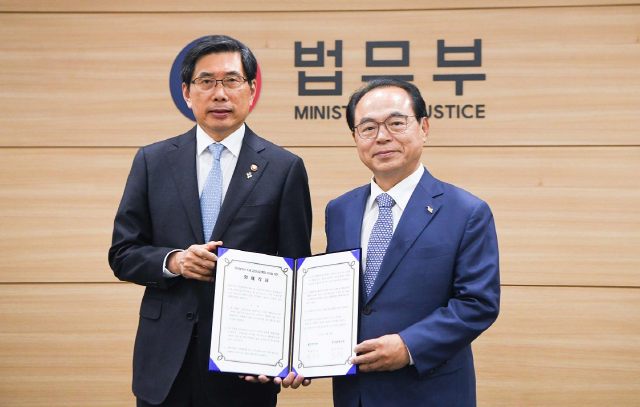 ▲ 부산구치소, 부산교도소 등 교정시설 통합 이전 관련 양해각서를 체결한 박상기 법무부 장관과 오거돈 부산시장. ⓒ부산시