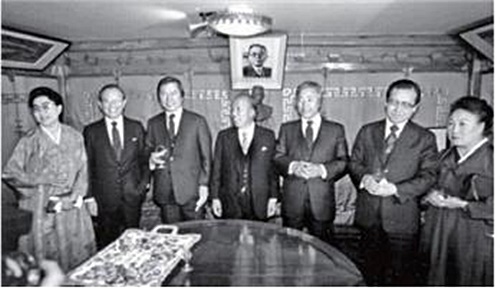 ▲ 1980년 2월 25일 서울 가회동 인촌기념관. 김상만(동아일보 회장)이 3김씨 초청 기념촬영. (왼쪽부터) 이태영(법조인 1914~1998), 정일권(정치인 1917~1994), 김대중(정치인 1926~2009), 김상만(언론인 1910~1994), 김영삼(정치인 1927~2015), 김종필(정치인 1926~2018), 모윤숙(시인 1910~1990). (출처: <김종필 증언록> 수록 사진 캡처)