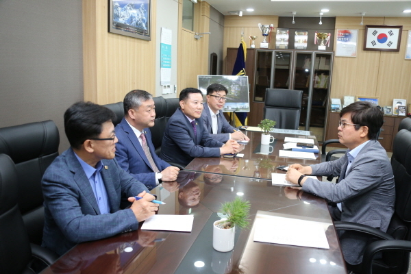 24일, 한농대 허태웅총장을 항의방문한 전북도의회 의장단 ⓒ전북도의회