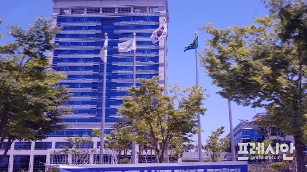 전북도청 앞 국기 게양대 옆에 새마을기가 함께 게양돼 있다.ⓒ최인 기자