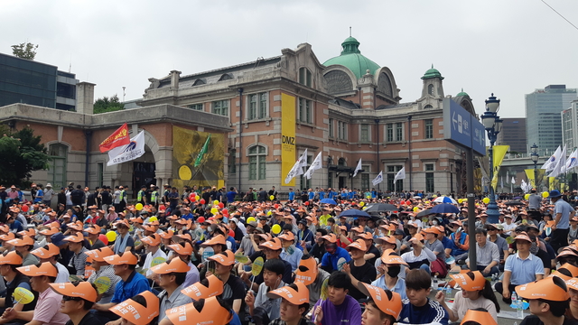 ▲철도하나로 운동본부가 28일 서울역 광장에서 고속철도 통합을 촉구했다. ⓒ프레시안(조성은)