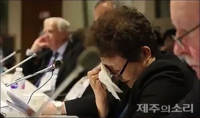 ▲ 고완순 할머니가 이날 증언 중 4.3학살 과정의 기억을 떠올리다 눈물을 흘리고 있다. 사진, 북미 민주포럼·제주4.3평화재단 제공