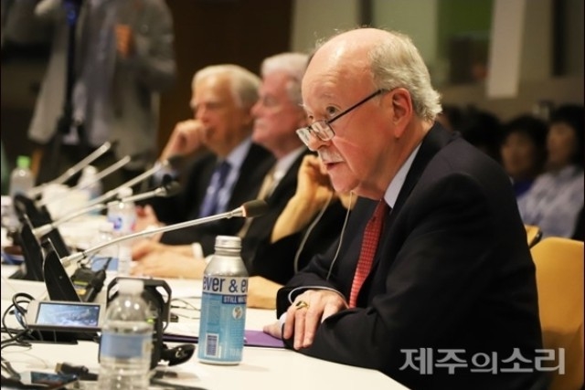 ▲ 한국전쟁 당시 노근리사건을 집중 보도한 공로로 퓰리처상 수상자인 찰스 핸리 전 AP통신 편집부국장도 이날 심포지엄에 참석해 미군정 당시의 한국상황에 대해 증언했다. 사진, 북미 민주포럼·제주4.3평화재단 제공