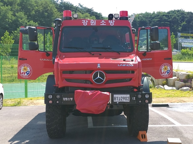 ▲국내 처음으로 도입한 산불전문차량 2대가 오는 8일 실전 배치된다. ⓒ강원도 소방본부
