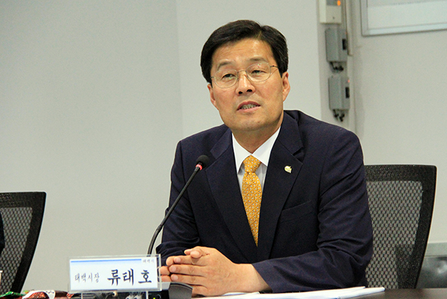 ▲류태호 태백시장이 지난 3일 열린 민선7기 1주년 기자간담회를 통해 지난 1년의 성과에 대해 설명하고 있다. ⓒ프레시안