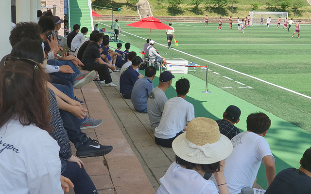 ▲5일 수도권에서는 올 들어 첫 폭염경보가 발령됐지만 열대야 없는 고원도시 강원 태백시 고원1구장에서 진행되고 있는 ‘KBS N 제15회 1, 2학년대학축구연맹전’ 4일째를 맞아 경희대와 한국열린사이버대학의 예선경기가 펼쳐지자 학부모를 비롯한 응원단이 열띤 응원을 펼치고 있다. 전국 58개 팀, 2200여 명의 선수가 참여한 이번 대회는 지난 2일부터 오는 17일까지 진행된다. ⓒ프레시안(홍춘봉)