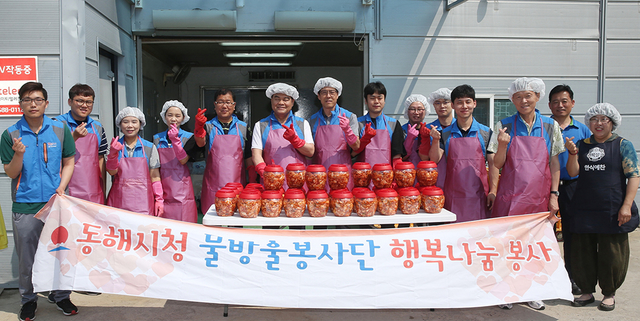 ▲지난 6일 동해시청 물방울봉사단 회원들과 심규언 동해시장이 참석한 가운데 북평동 동호식품에서 사랑의 김치나눔 봉사활동을 펼치고 있다. ⓒ동해시