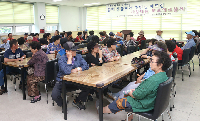 ▲7일 동해시 묵호노인종합복지관에서 ‘열린 의사회’ 소속 의료진들이 동해 산불피해주민과 어르신들을 대상으로 사랑 나눔 무료의료봉사 활동을 펼치고 있다. ⓒ동해시