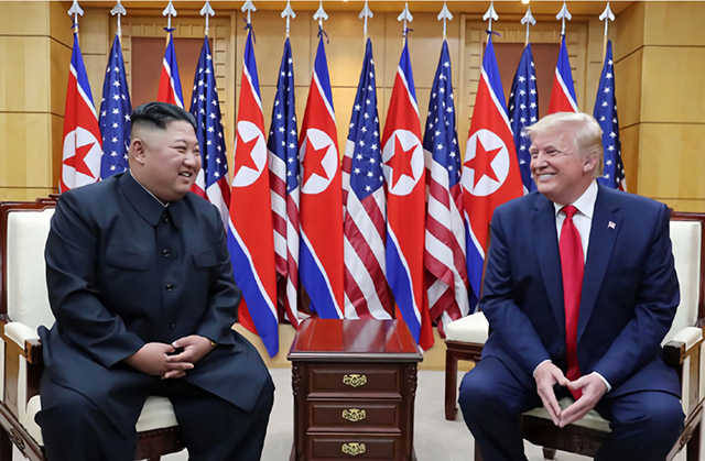 ▲ 지난 6월 30일 판문점 남측지역 자유의집에서 만난 김정은(왼쪽) 북한 국무위원장과 도널드 트럼프 미국 대통령이 본격적인 회담에 앞서 대화를 나누고 있다. ⓒ로동신문
