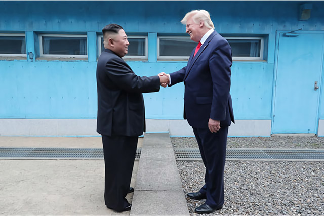 ▲ 6월 30일 군사분계선을 사이에 두고 악수하고 있는 김정은(왼쪽) 북한 국무위원장과 도널드 트럼프 미국 대통령 ⓒ로동신문