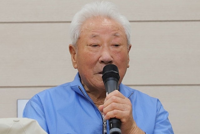 8일 오전 성산리사무소에서 열린 '성산리 일본군 위안소 공개 기자회견'에 참석해 증언하고 있는 오시종 할아버지. ⓒ제주의소리