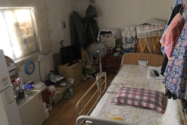 ▲ 실외온도와 실내온도가 차이 없는 주거 환경에서 선풍기 한 대로 여름을 나는 에너지 취약 계층의 현실. ⓒ에너지시민연대