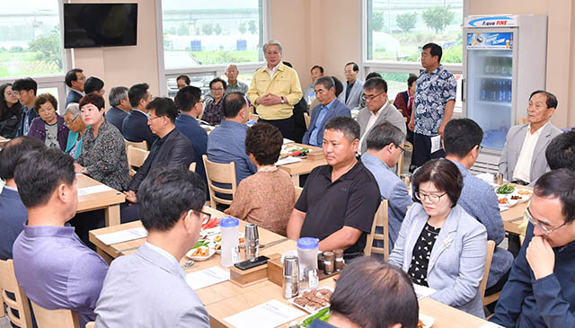 ▲11일 삼척 근덕면 동막4리 학포란마을 체험관 및 마을식당 준공식에 참석한 김양호 삼척시장이 주민들에게 인사말을 하고 있다. ⓒ삼척시