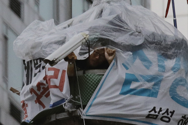 ▲ 삼성해고자 김용희 씨. 11일로 단식 39일째, 고공농성 32일째다. 눕지도 못할만큼 좁은 공간에서 한달 넘게 농성을 이어가고 있다. ⓒ프레시안(최형락)