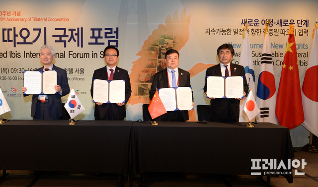 ▲사진 왼편에서 이종헌 한중일 3국협력사무국 사무총장, 한정우 창녕군수, 장 젠궈 중국 한중시 부시장, 미우라 모토히로 일본 사도시 시장이 기념촬영을 하고 있다.ⓒ창녕군 제공